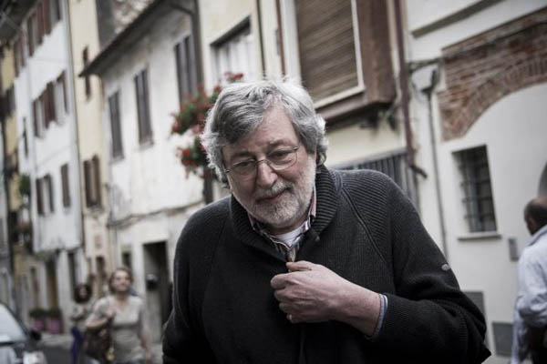 Gianni Alemanno legge Francesco Guccini: è sfida sui testi dei capolavori Gianni Alemanno legge Francesco Guccini: è sfida sui testi dei capolavori