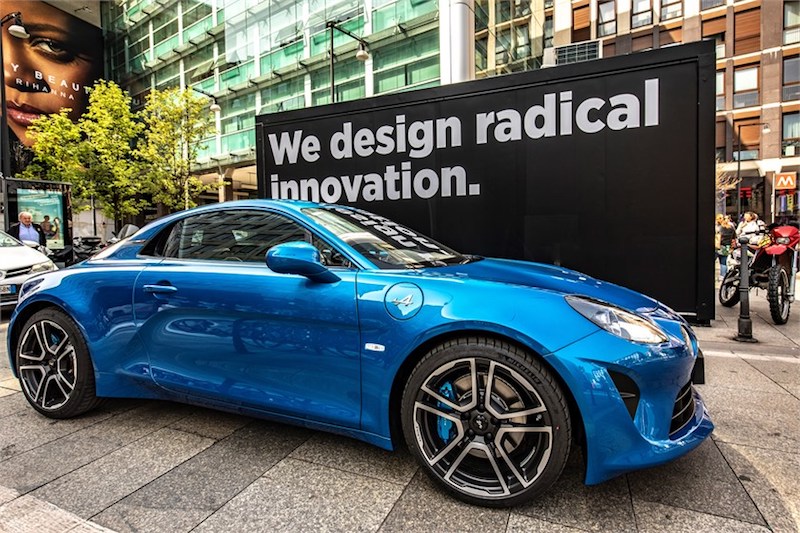 Alpine sceglie la passerella della Design Week per presentare la A110 Alpine sceglie la passerella della Design Week per presentare la A110