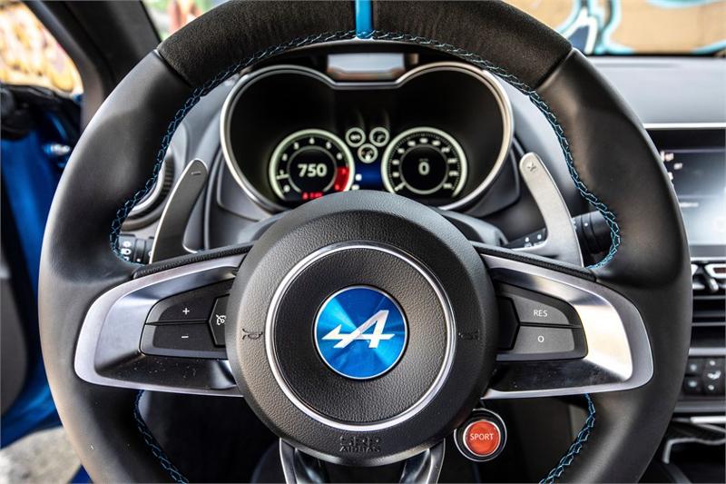 Alpine sceglie la passerella della Design Week per presentare la A110 Alpine sceglie la passerella della Design Week per presentare la A110