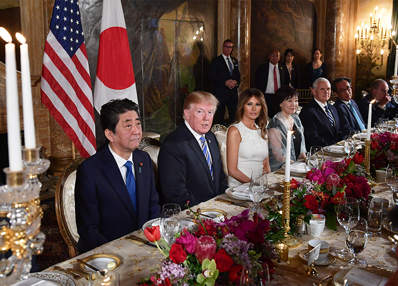 Melania Trump, messaggi segreti del look: cappotto sulle spalle e tacchi super