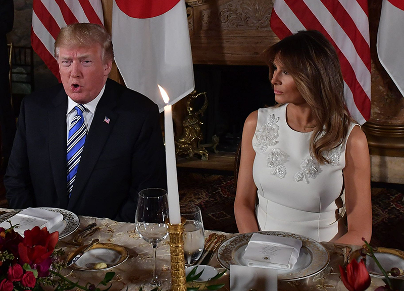 Melania Trump, messaggi segreti del look: cappotto sulle spalle e tacchi super