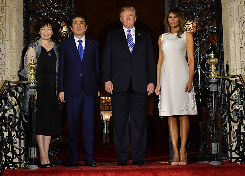 Melania Trump, messaggi segreti del look: cappotto sulle spalle e tacchi super