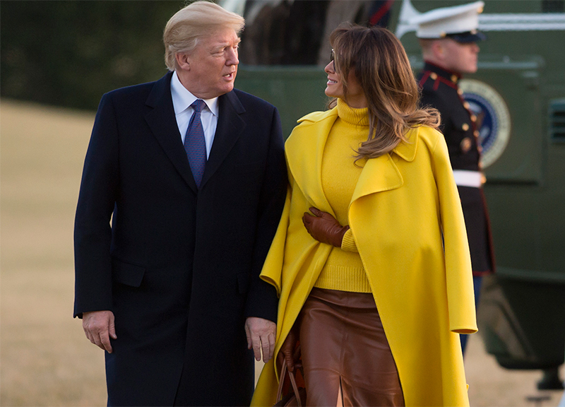 Melania Trump, messaggi segreti del look: cappotto sulle spalle e tacchi super