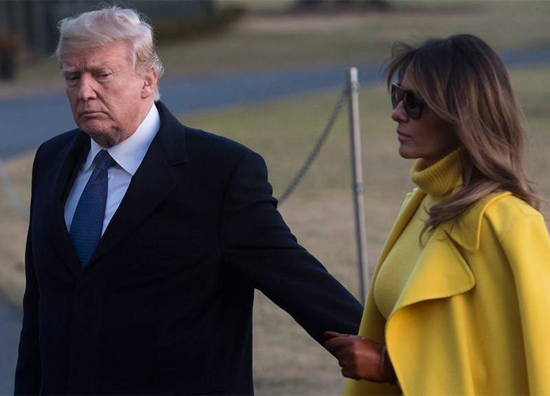 Melania Trump, messaggi segreti del look: cappotto sulle spalle e tacchi super
