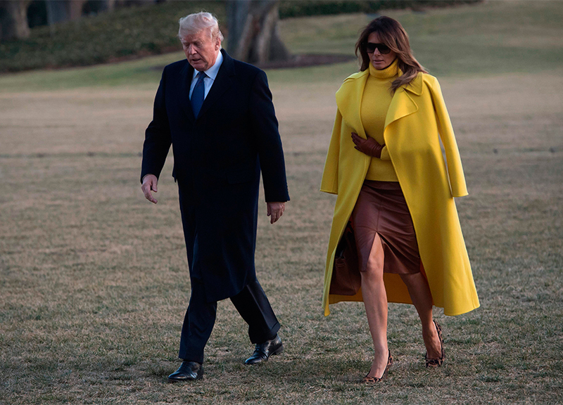 Melania Trump, messaggi segreti del look: cappotto sulle spalle e tacchi super