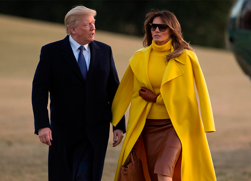 Melania Trump, messaggi segreti del look: cappotto sulle spalle e tacchi super