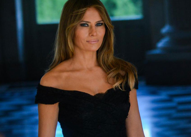 Melania Trump, messaggi segreti del look: cappotto sulle spalle e tacchi super