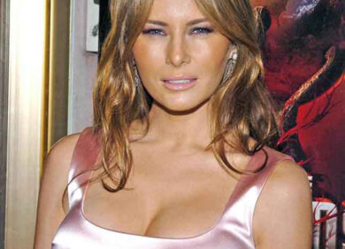 Melania Trump, messaggi segreti del look: cappotto sulle spalle e tacchi super