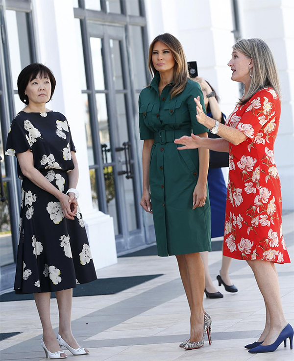 Melania Trump, messaggi segreti del look: cappotto sulle spalle e tacchi super