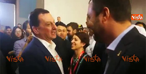 Salvini fermato da un signore “liberati di Berlusconi” e lui sorride