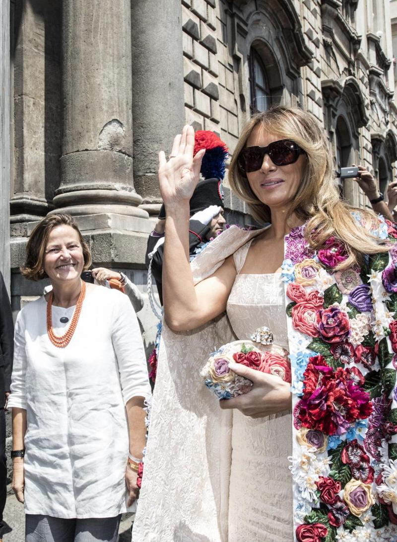 Melania Trump, messaggi segreti del look: cappotto sulle spalle e tacchi super