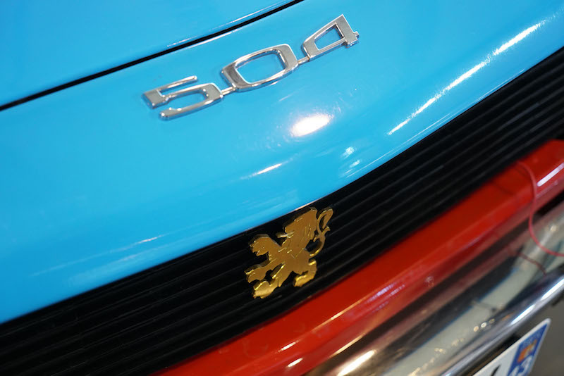 Due Peugeot 504 berlina al via del Tour Auto 2018