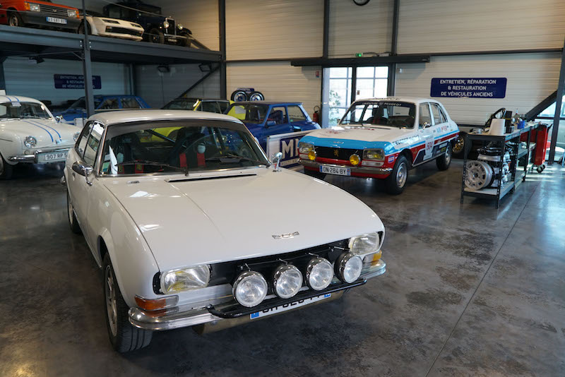Due Peugeot 504 berlina al via del Tour Auto 2018