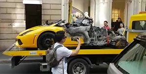 Lamborghini bruciata sul carro attrezzi per protesta