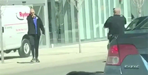Toronto, il killer vuole farsi sparare ma il poliziotto mantiene sangue freddo