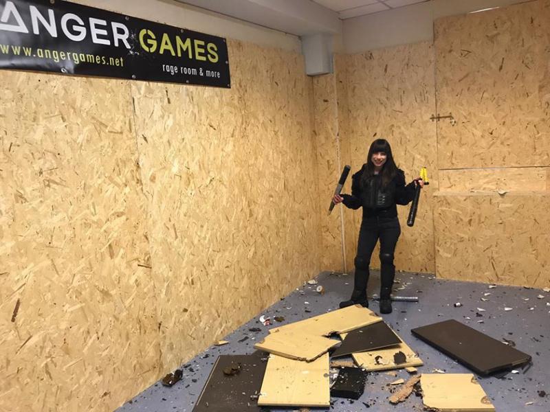 A Milano la prima “rage room”: entri dentro e spacchi tutto. VIDEO