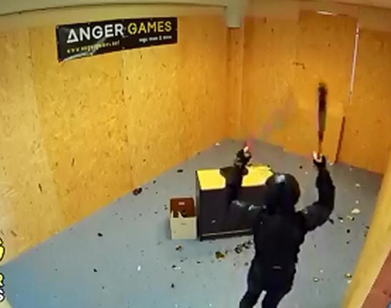 A Milano la prima “rage room”: entri dentro e spacchi tutto. VIDEO