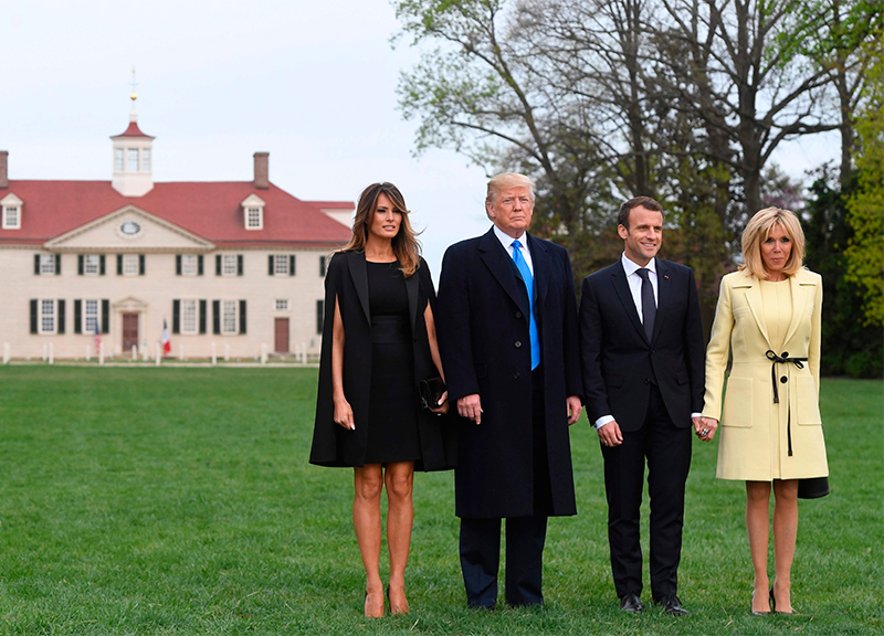 Macron in adorazione di Trump Macron in adorazione di Trump