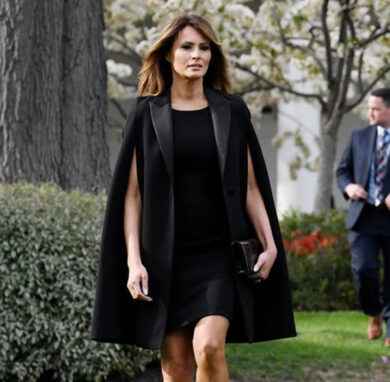 Melania Trump: cappello, abito Dior, paillettes. Così ruba la scena a Brigitte
