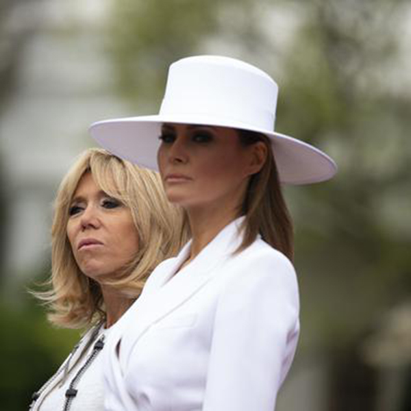 Melania Trump: cappello, abito Dior, paillettes. Così ruba la scena a Brigitte Melania Trump: cappello, abito Dior, paillettes. Così ruba la scena a Brigitte