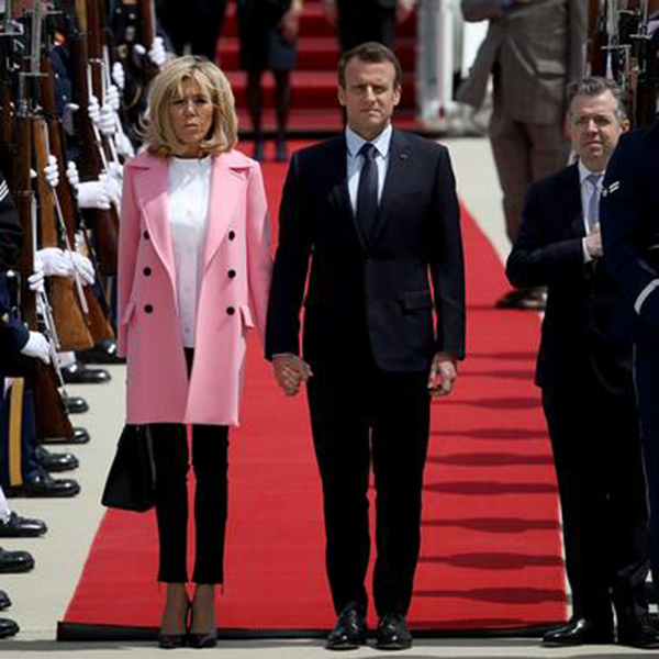 Melania Trump: cappello, abito Dior, paillettes. Così ruba la scena a Brigitte Melania Trump: cappello, abito Dior, paillettes. Così ruba la scena a Brigitte