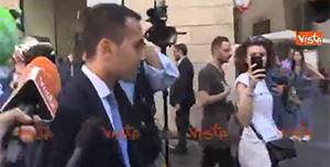 Elettore a Di Maio: “Facciamo il Governo?” E lui scherza: “Chi la manda?”