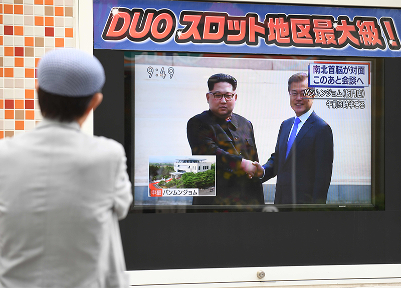 Coree, incontro Kim-Moon al confine. “Guerra finita, ora una nuova storia”