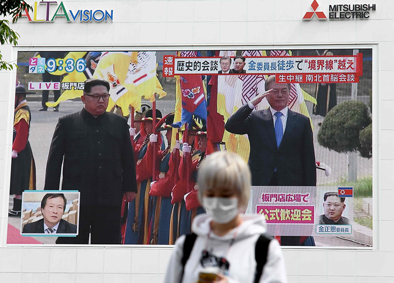 Coree, incontro Kim-Moon al confine. “Guerra finita, ora una nuova storia”