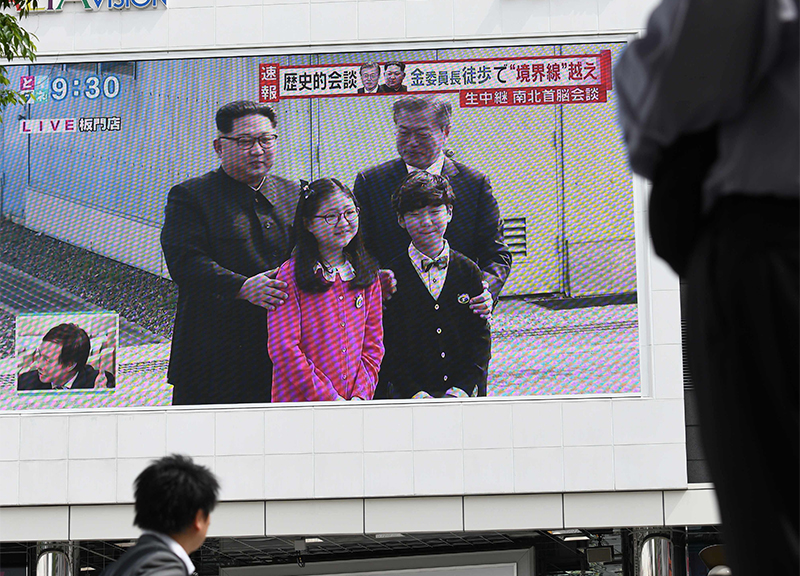 Coree, incontro Kim-Moon al confine. “Guerra finita, ora una nuova storia”