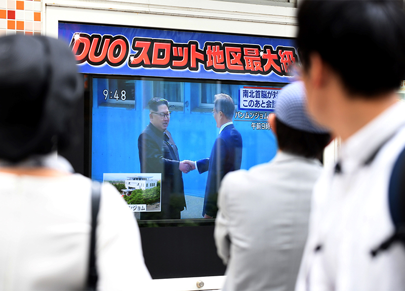 Coree, incontro Kim-Moon al confine. “Guerra finita, ora una nuova storia”