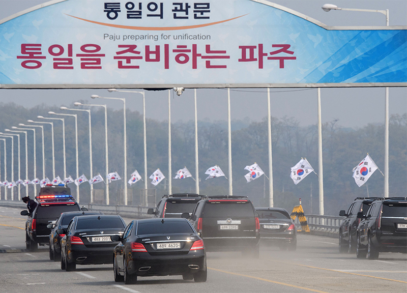 Coree, incontro Kim-Moon al confine. “Guerra finita, ora una nuova storia”