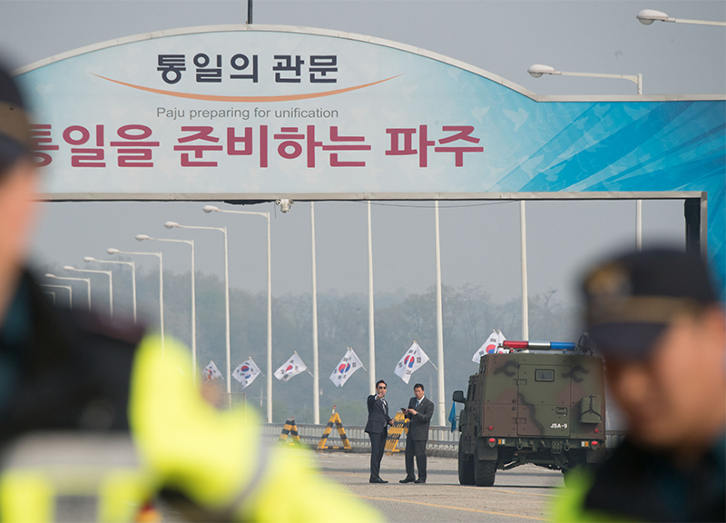 Coree, incontro Kim-Moon al confine. “Guerra finita, ora una nuova storia”