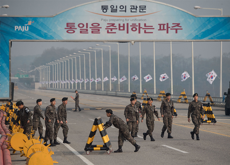 Coree, incontro Kim-Moon al confine. “Guerra finita, ora una nuova storia”
