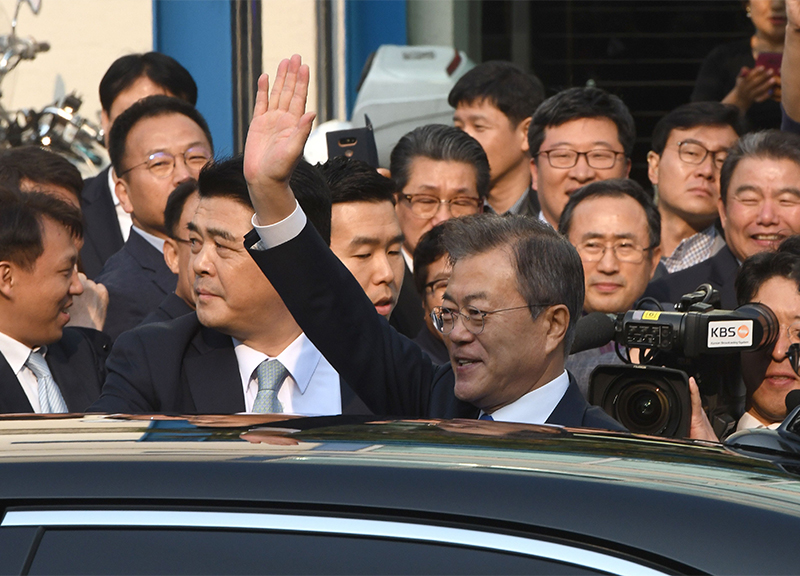 Coree, incontro Kim-Moon al confine. “Guerra finita, ora una nuova storia”