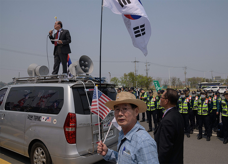 Coree, incontro Kim-Moon al confine. “Guerra finita, ora una nuova storia”