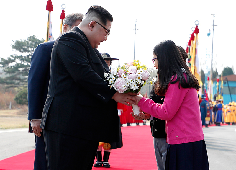 Coree, incontro Kim-Moon al confine. “Guerra finita, ora una nuova storia”