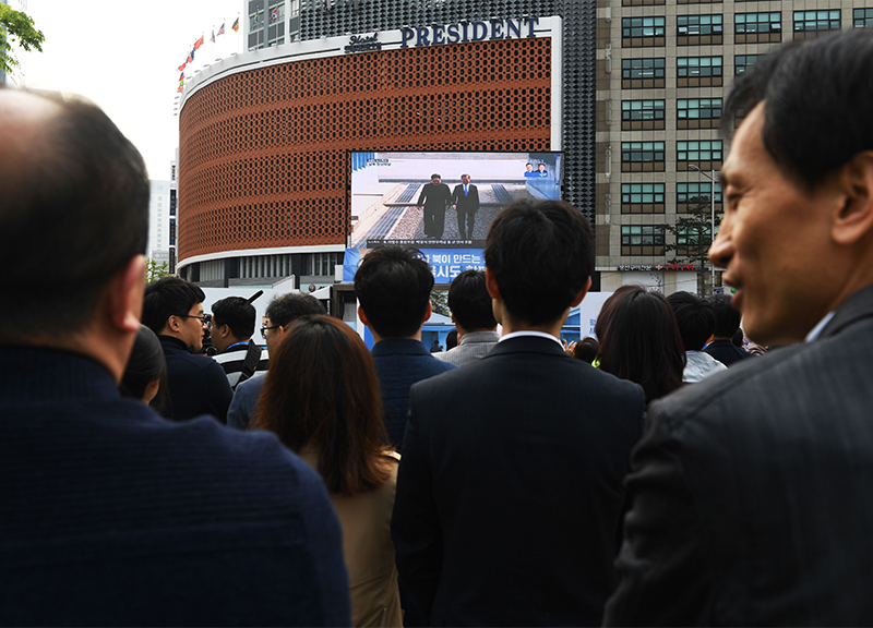 Coree, incontro Kim-Moon al confine. “Guerra finita, ora una nuova storia”