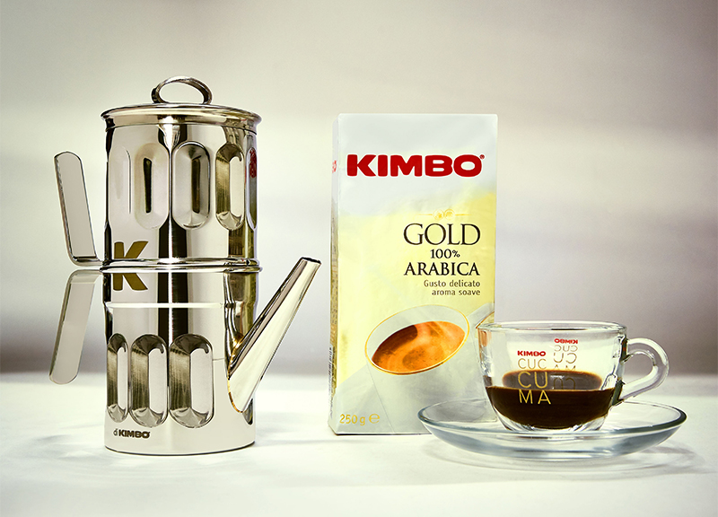 Caffè Kimbo reinterpreta la cuccuma nella Giornata mondiale della lentezza Caffè Kimbo reinterpreta la cuccuma nella Giornata mondiale della lentezza