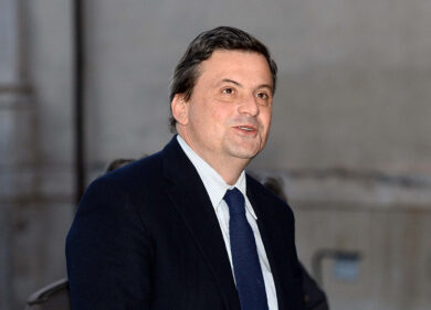 Carlo Calenda  in confusione dall’Annunziata