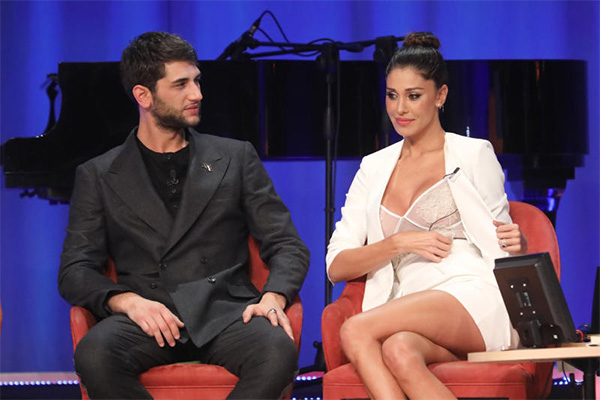 Belen Rodriguez ai paparazzi: “Basta, vado in campagna”. E attacca la Hunziker Belen Rodriguez ai paparazzi: “Basta, vado in campagna”. E attacca la Hunziker