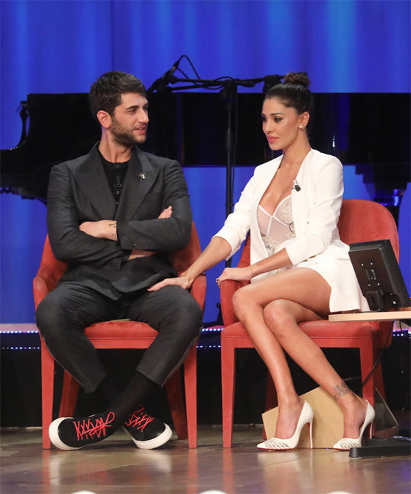 Belen Rodriguez ai paparazzi: “Basta, vado in campagna”. E attacca la Hunziker Belen Rodriguez ai paparazzi: “Basta, vado in campagna”. E attacca la Hunziker