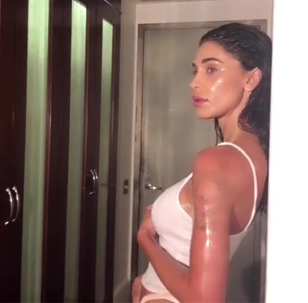 Belen Rodriguez ai paparazzi: “Basta, vado in campagna”. E attacca la Hunziker Belen Rodriguez ai paparazzi: “Basta, vado in campagna”. E attacca la Hunziker