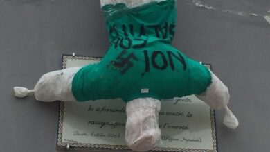 Lega, fantocci ‘anti Salvini’ a testa in giù nel napoletano