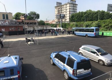 Milano, sgombero dell’ex scalo ferroviario di Porta Romana