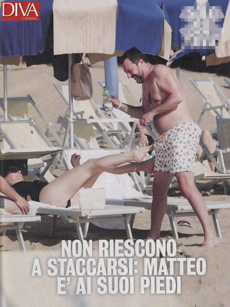 Matteo Salvini ed Elisa Isoardi, passione e giochi sulla spiaggia Matteo Salvini ed Elisa Isoardi, passione e giochi sulla spiaggia