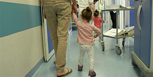 Roma, gemelle siamesi operate tornano in Algeria. Festa d’addio al Bambin Gesù