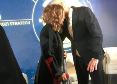 Eni, l’ombra di Grillo sull’assemblea.Descalzi conferma la svolta green