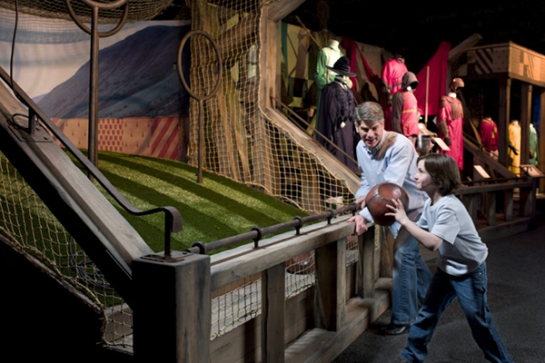 Harry Potter, super mostra: la magia di Hogwarts scende su Milano Harry Potter, super mostra: la magia di Hogwarts scende su Milano