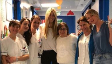 PAOLO BONOLIS IN OSPEDALE DA ELENA SANTARELLI / Il bellissimo gesto di Bonolis