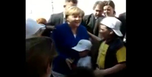 Angela Merkel ad Assisi, un bimbo siriano le va incontro e l’abbraccia